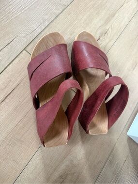 Cydwok- brand new never worn- Women's Burgundy Cross-Strap Leather Slide Mules